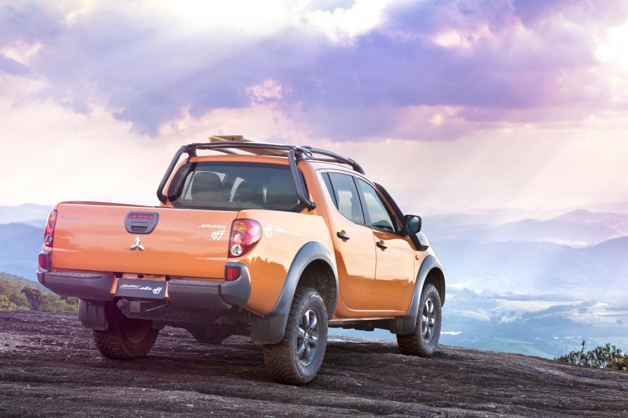  Mitsubishi L200 Triton Savana Off 2015 года  (фото 5 из 10)
